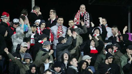 „Cine nu cântă tot meciul** pleacă acasă"