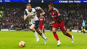 Radu Drăgușin, în istoria românilor din Premier League. Ce s-a întâmplat în meciul cu Fulham