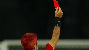 PRĂ‚PĂ‚D pe gazon! Un arbitru a eliminat 19 jucători!