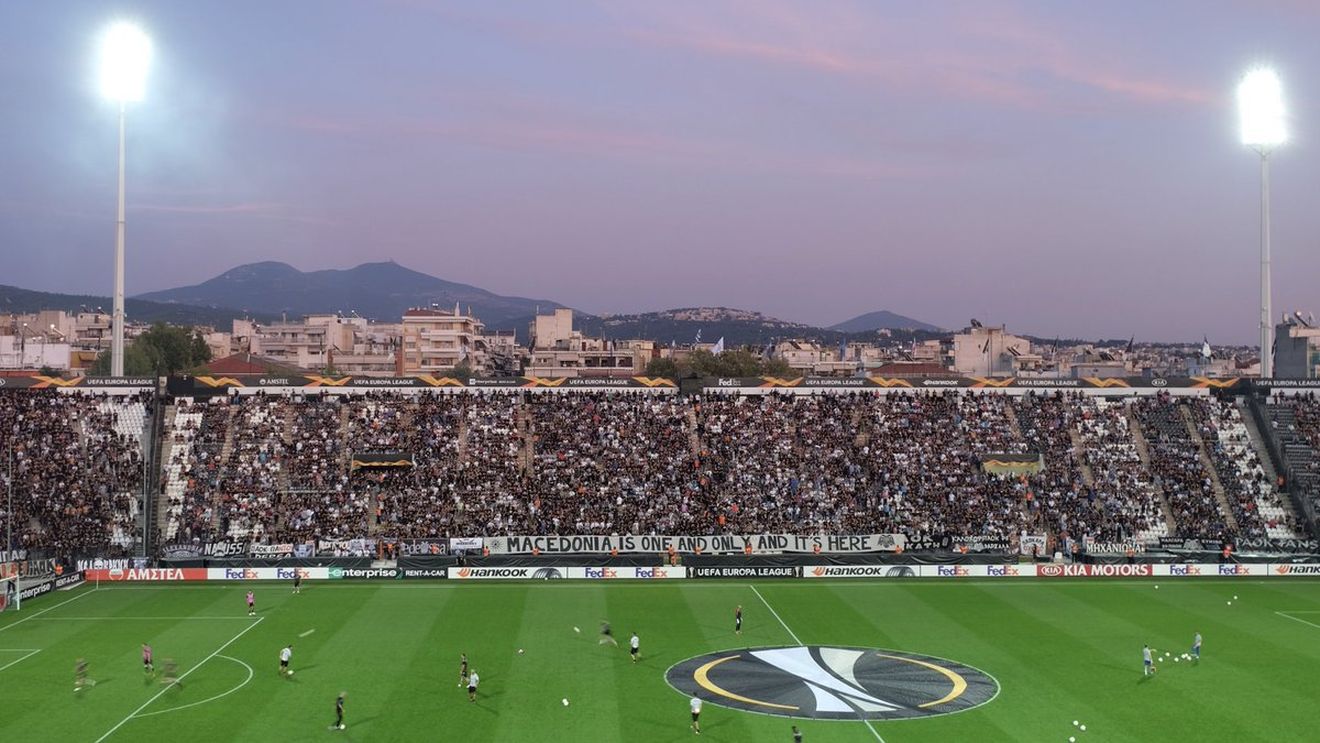FOTO | Bannerul lui PAOK, pe modelul Stelei. Mesajul afișat de greci la partida cu Chelsea poate costa scump clubul lui Lucescu

