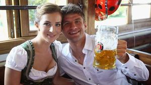 FOTO SPECTACULOS! Jucătorii lui Bayern au petrecut cu BERE și BLONDE la Oktoberfest: ** "Dacă erau englezi, nu-i lăsam la petrecere"