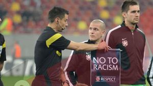 Moment ridicol în timpul imnului Ligii pe Național Arena! Bourceanu, prins în flagrant de unul dintre arbitri. Ce nu a știut stelistul