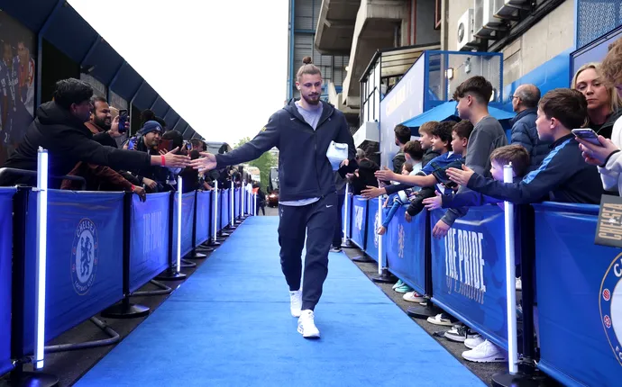 Radu Drăgușin, lovitură cruntă din partea lui Ange Postecoglou în meciul Chelsea – Tottenham! Decizia managerului care arată că românul e cantitate neglijabilă pentru el