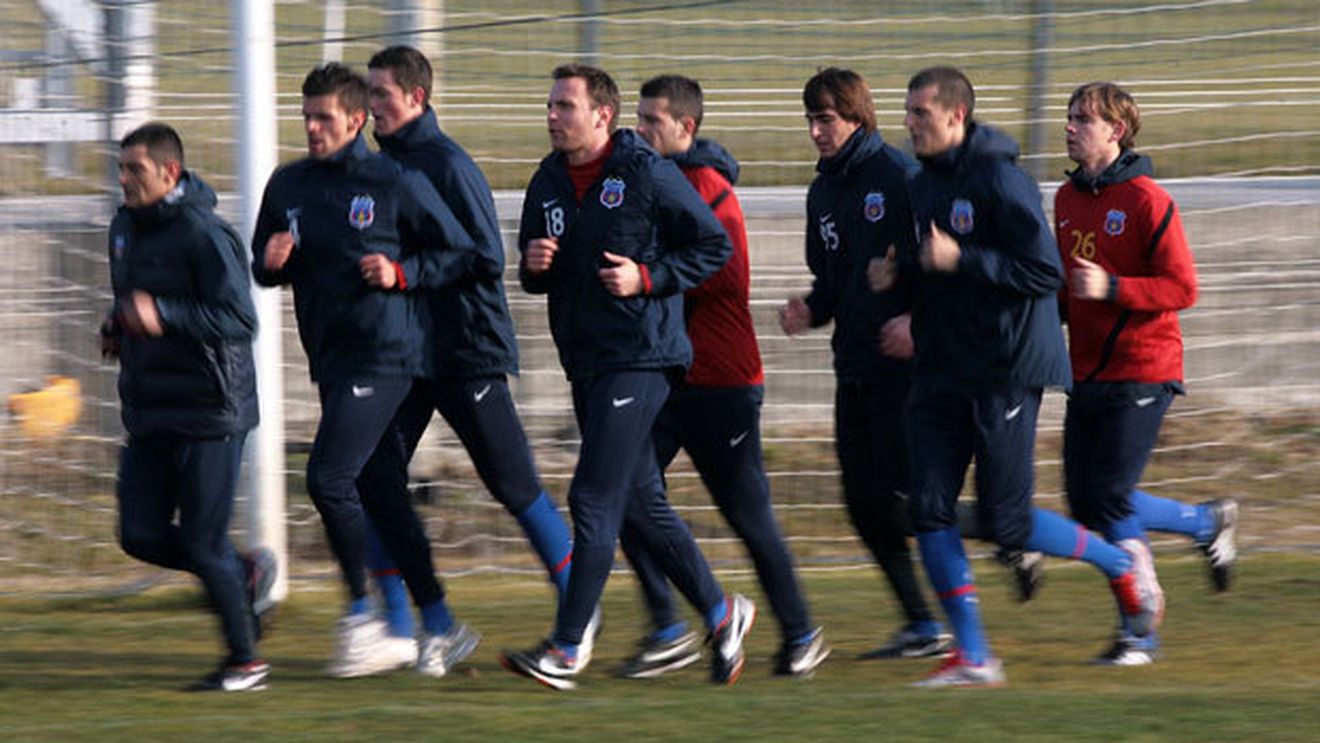 Omul care ar putea fi apariția surpriză din dubla cu Ajax a fost în curtea lui Dinamo:** "Ca atacant, dădea 12 goluri pe meci!" Mina de aur a Stelei regăsită în Spania: