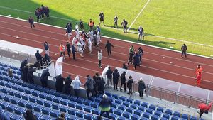 Și bătuți, și cu banii luați! Pandurii a primit amenzi în valoare de aproape 13.000 lei, cât și suspendări, după incidentele de la finalul derby-ului local cu Viitorul Pandurii. Adversarii au scăpat ”basma curată”