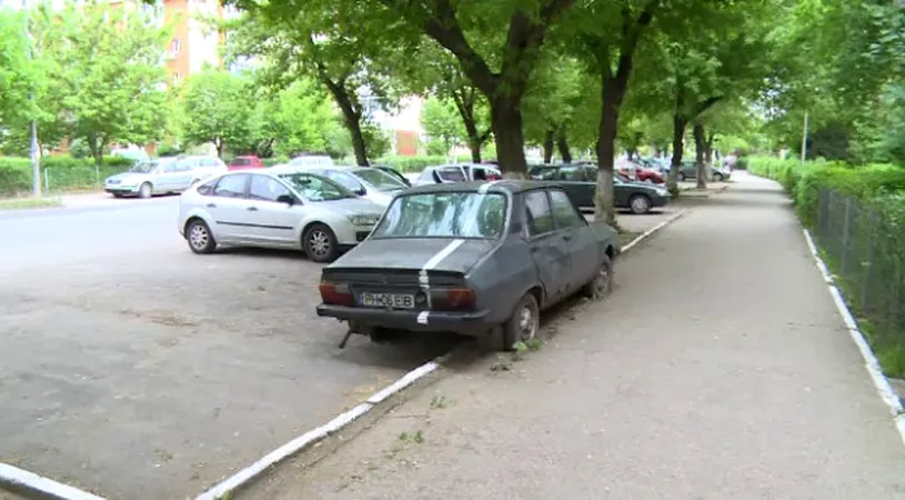 Nu și-a mai mutat Dacia 1310 din loc de 5 ani, iar vecinii au găsit o metodă originală să-i atragă atenția. FOTO 