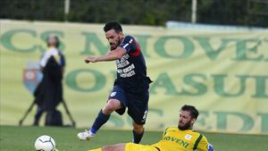 Raul Costin spune că promovarea a fost pierdută cu Petrolul, nu la barajul cu Chindia: ”Acolo a fost întregul nostru sezon.” Mijlocașul nu crede în desființarea echipei: ”Domn’ primar iubește sportul”