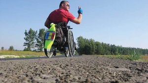 BICICLEȘTI | Născut învingător! Exemplu de curaj și voință: un om care nu a știut niciodată cum e să umbli a străbătut întreaga lume în scaunul cu rotile!