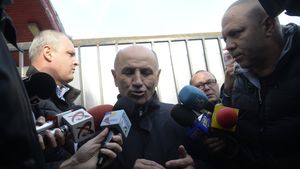 Copos se apără în scandalul "Plagiatul 2": "Proporția pasajelor din carte susceptibile de plagiat este de 2 %, o limită acceptabilă"