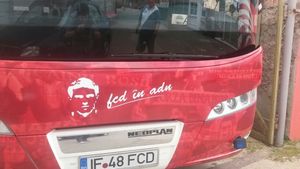 "Câinii" și-au rebranduit autocarul cu chipul lui Hîldan | FOTO