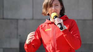 EVENIMENT |  Steaua CSM EximBank și-a deschis magazinul oficial. Ana Maria Brânză i-a susținut pe baschetbaliști: "Nu mă gândesc să mă întorc cu mâna goală de la JO"