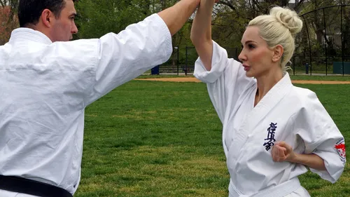 Un multiplu campion la karate și scriitoarea Ioana Lee promovează sportul românesc în SUA