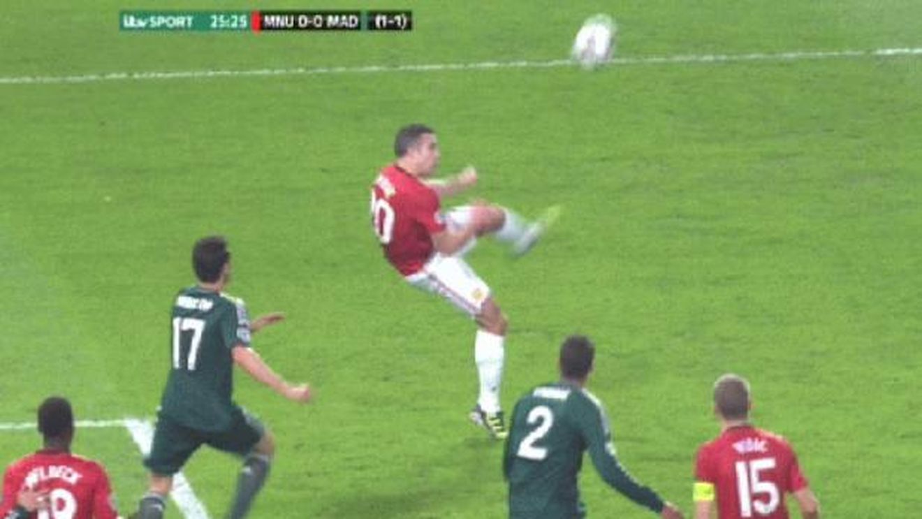 Putea fi lovitura serii, dar s-a transformat într-o execuție lamentabilă!** VIDEO Van Persie, așa cum rar îl vezi. EPIC FAIL în United-Real