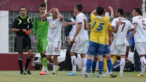 Dacă Graham Poll a arătat "roșu" după 3 "galbene", Teo Crăciunescu a stabilit un nou record. Scene incredibile la meciul Rapidului