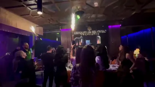 Adrian Mititelu jr., petrecere cu râuri de șampanie și o masă plină de femei, după victoria Craiovei în Giulești! După ce a făcut circ și a fost la un pas să fie „linșat” de fanii Rapidului, „prințișorul” din Bănie a spart banii tatălui pe distracție | VIDEO EXCLUSIV