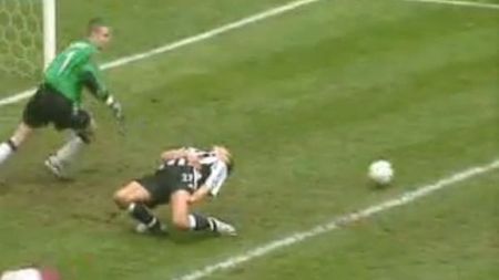 VIDEO** Beto intră în topul "împușcaților", "răniților" și "înțepaților de albine" din fotbalul mondial! Cele mai tari simulări din istorie :)