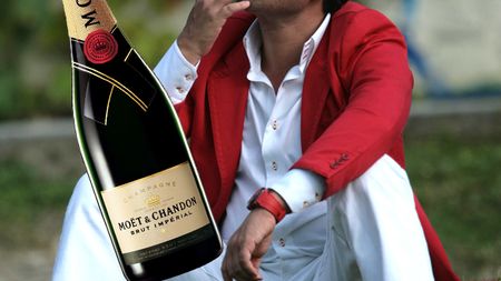 Asta e cea mai mare NEBUNIE a lui Borcea!** SEX cu Alina într-o cadă PLINĂ‚ cu șampanie de LUX! Vezi cât l-a costat "distracția"