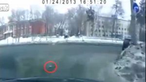 VIDEO Gestul pe care ți-ai dori și tu să-l faci!** Un șofer din Rusia a devenit IDOL după ce a făcut asta într-o intersecție: toată lumea l-a aplaudat