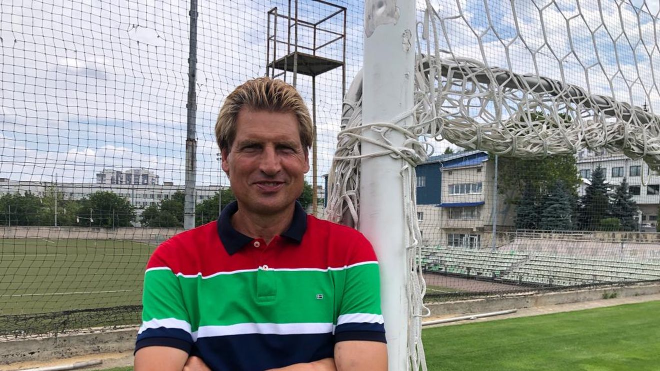 ”Mi s-a făcut pielea de găină când am intrat pe Giulești”. Primul stranier transferat de Rapid după căderea lui Ceaușescu povestește experiența fierbinte trăită lângă Podul Grant și rememorează ”dubla” cu Inter din Cupa UEFA: ”Glumeam cu colegii în vestiar că ne putem lăsa de fotbal” | CORESPONDENȚĂ DIN CHIȘINĂU