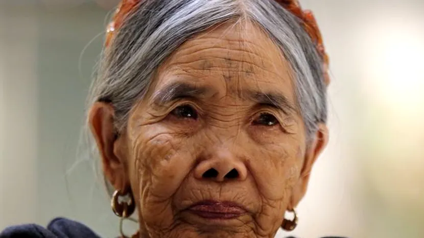 Cel mai bătrân artist tatuator din lume, în vârstă de 105 ani, are sute de persoane pe lista de așteptare. Tehnica este una dureroasă