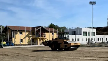 Câțiva ani mai târziu… Baza sportivă din Șelimbăr e aproape de finalizare! Primarul, live de pe șantier, anunță revenirea acasă a… copiilor clubului, nu a echipei din Liga 2!