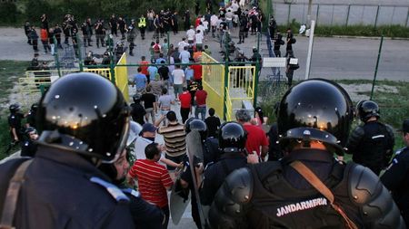 Patru fani care aveau interdicție pe stadioane au intrat la Astra-Steaua