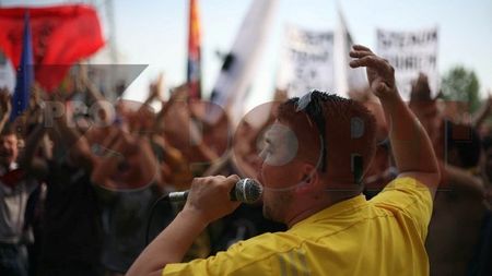 Comportament de europarlamentar! "Gigi Becali m-a sunat după miting să mă amenințe cu pușcăria!**