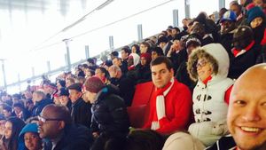 Nu le-a păsat de nimic :). Fază tare la Arsenal - West Ham. Mărește imaginea să vezi ce au făcut doi fani în tribune