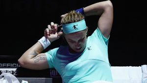 Moment bizar la Turneul Campioanelor. Ce a făcut o jucătoare cu foarfeca, în timpul meciului: "Bine că nu s-a tăiat" | VIDEO