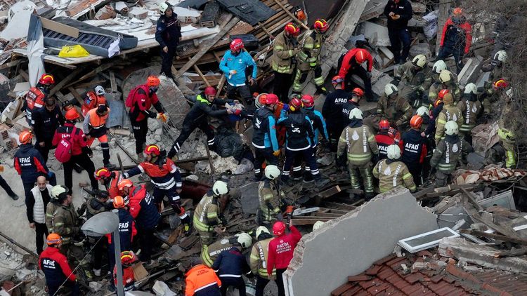 Panică la Istanbul înainte de Turcia – România după ce două clădiri s-au prăbușit în urma unei explozii