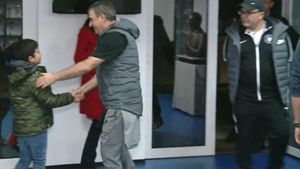 Asta-nseamnă să fii "Rege"! Hagi l-a făcut fericit pe un puști care l-a așteptat în sala de conferințe. Ce i-a promis copilului, după ce a primit o invitație inedită