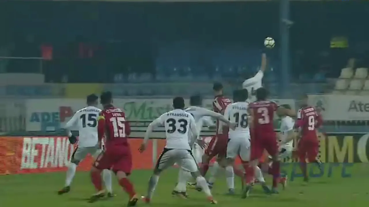 Ce a fost în capul lui Golubovic!? Atacantul a boxat mingea în careu într-o fază cum rar se vede pe terenul de fotbal: arbitrul a acordat penalty pentru Dinamo |  FOTO