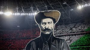 Maghiarii nu s-au abținut: tâlharul care a îngrozit Clujul, în scenografia de la meciul Ungaria – Serbia | VIDEO