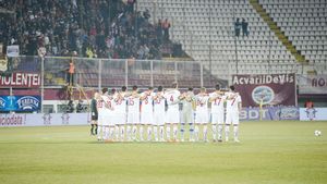 "Lăsați-ne să ne pregătim de 1 Mai!"** Elevii lui Marian Rada au făcut grătar și au jucat tenis cu piciorul la ProRapid 
