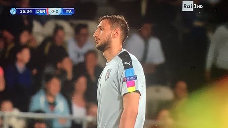 FOTO | Nu uită și nu iartă! Suporterii Milanului l-au umilit pe Donnarumma la Campionatul European U21. Au aruncat cu bani după el și l-au poreclit "Dollarumma"
