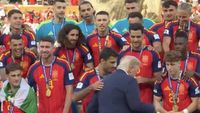 Ce scenă: nu a reușit să îl dea pe Donald Trump jos de pe scenă, la festivitatea de premiere a CM! Cum au reacționat campionii mondiali