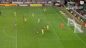 Fază controversată de arbitraj în prima repriză din Rapid - Petrolul! Giuleștenii au marcat prin Funsho, dar golul a fost anulat pentru un fault în atac, în urma unui duel aerian destul de echilibrat care l-a avut pe Dugandzic în prim-plan | VIDEO