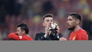 FOTO | Un fan dinamovist a intrat pe gazon după finalul derby-ului Dinamo - FCSB și s-a îndreptat fix spre Vlad! Ce a urmat