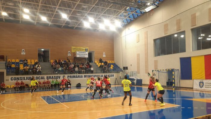 Corona Brașov urcă pe locul 2 în Liga Florilor după o demonstrație de forță cu Măgura Cisnădie! Liderul CSM București se simte amenințat