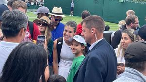 CORESPONDENȚĂ DE LA WIMBLEDON | Sorana Cîrstea, interviu emoționant despre tatăl ei: „E eroul meu! Mi-a schimbat destinul” Mihai Cîrstea își încurajează fiica din tribune | EXCLUSIV