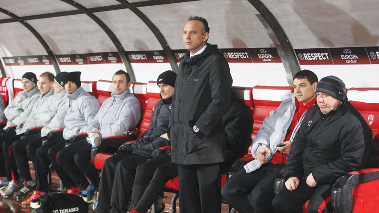 Prunea:** "Stau pe bancă"