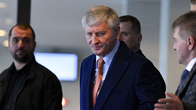 Miliardarul Rinat Ahmetov își mută „perla coroanei” în „cuibul” lui Roman Abramovich