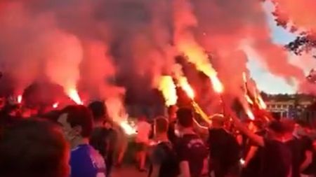 Imagini incredibile din Ucraina! Fanii lui Dinamo Kiev i-au declarat război lui Mircea Lucescu! Au ieșit pe străzi, au aprins torțele și i-au cerut să plece | VIDEO