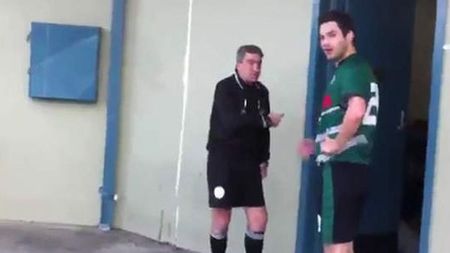 INCREDIBIL! Cea mai tâmpită eliminare din istorie! Dat afară pentru că avea un cercel în organele genitale! VIDEO** Arbitrul l-a verificat în vestiar