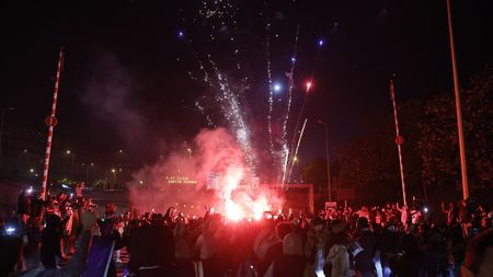 „Carnagiul de la Paris”. Calificarea PSG în finala Champions League a declanșat iadul: au dat foc unei mașini care a intrat printre fani!