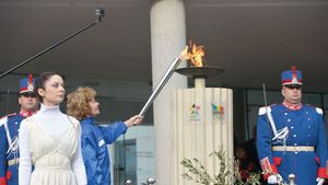 Ivan Patzaichin a fost primul purtător al torței olimpice a FOTE 2013. **Traseul ștafetei prin București: