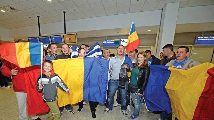 Suporterii români îl roagă pe președintele FRF să le faciliteze intrarea pe stadion: "Nașule, ajută-ne! Nu putem intra decât cu buletin!"
