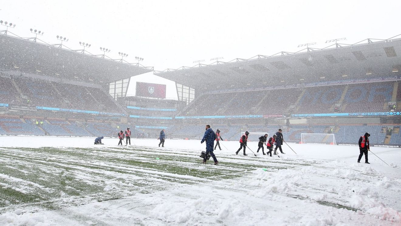 Coșmar pentru doi suporteri din America! Au făcut 7.400 de kilometri pentru un meci din Premier League, dar ninsoarea a anulat partida