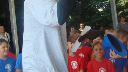 Jos pălăria, sus mingea!