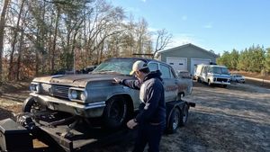 Au găsit o mașină fabricată în 1963, care de 42 de ani a fost părăsită într-un garaj. Ce au descoperit când au deschis portierele și i-au ridicat capota